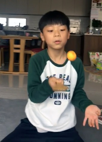 윤지윤.jpg