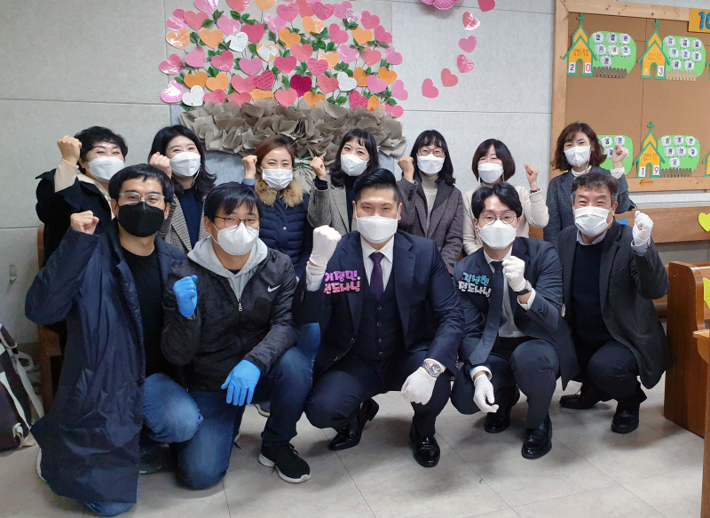 80012시 예배 목자님과 포토 타임.jpg
